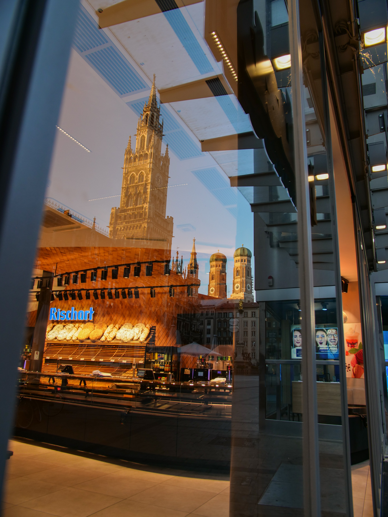 Glasfassade Cafe Rischart am Marienplatz in München