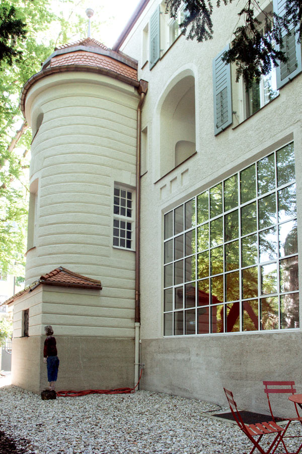 MHB Roth-Metall Haus G, Aussenansicht Haus mit Turm und neuem grossem Fenster von Dr. Grunert